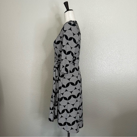 Diane Von Furstenberg 100% Silk Jersey Black White Geometric Wrap Dress, Size 2 - Picture 5 of 11